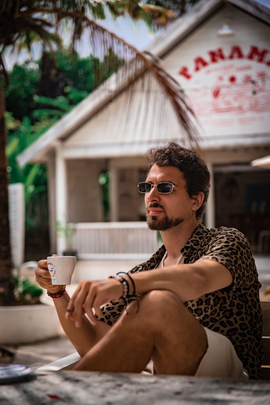 Entspannte Kaffeepause in einem Café auf Bali