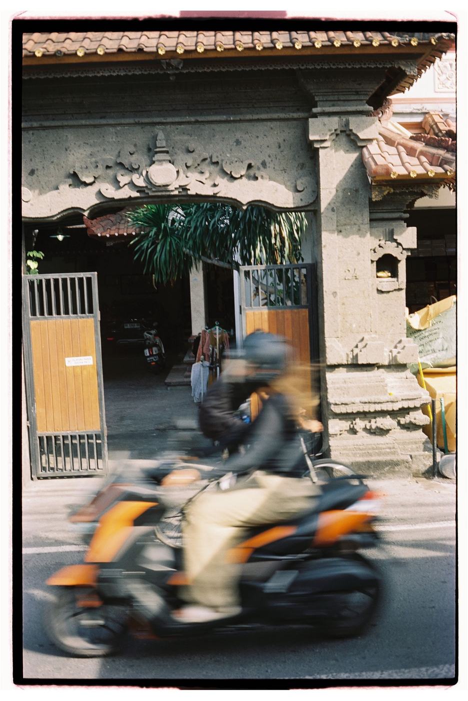Rollerfahrt durch eine Straße auf Bali